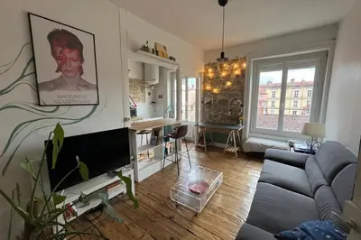 Coin salon dans l'établissement Studio lumineux à Lyon idéal pour deux personnes