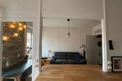 Coin salon dans l'établissement Studio lumineux à Lyon idéal pour deux personnes