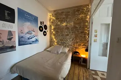 Un ou plusieurs lits dans un hébergement de l'établissement Studio lumineux à Lyon idéal pour deux personnes