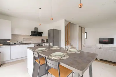 Cuisine ou kitchenette dans l'établissement Maison Chaleureuse avec jardin