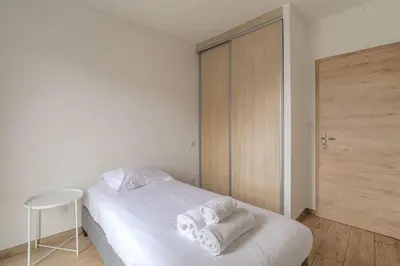 Un ou plusieurs lits dans un hébergement de l'établissement Maison Chaleureuse avec jardin