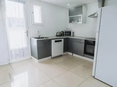 Cuisine ou kitchenette dans l'établissement Grand T5 Villeurbanne 4 chambres idéal famille