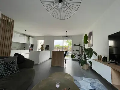 Télévision ou salle de divertissement dans l'établissement Modern house with terrace Professional comfort