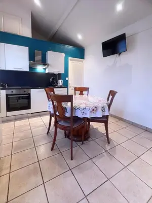 Cuisine ou kitchenette dans l'établissement Maison 3 appartements