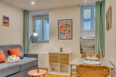 Coin salon dans l'établissement LAristote - Studio cosy - Proche de Lyon - Wifi inclus