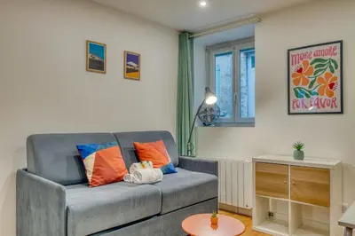 Coin salon dans l'établissement LAristote - Studio cosy - Proche de Lyon - Wifi inclus