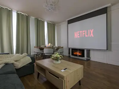 Coin salon dans l'établissement La petite noblesse - Grand appart de charme - Vidéoprojecteur & Netflix