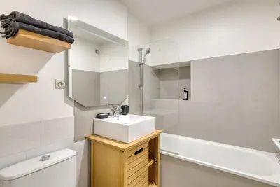 Salle de bains dans l'établissement La Bonne Adresse - T2 - Montluel