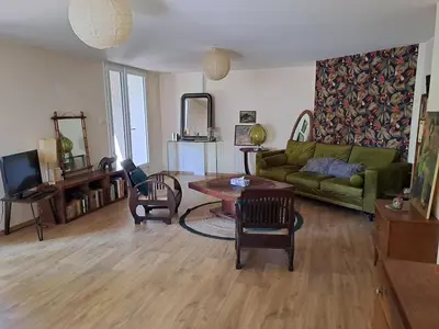 Télévision ou salle de divertissement dans l'établissement Cottage with terrace in lush greenery