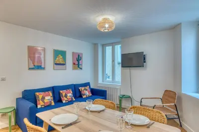 Télévision ou salle de divertissement dans l'établissement Le Spinoza - T3 portes de Lyon - Sainte-Foy - WiFi inclus