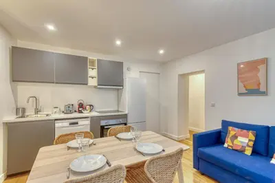 Cuisine ou kitchenette dans l'établissement Le Spinoza - T3 portes de Lyon - Sainte-Foy - WiFi inclus