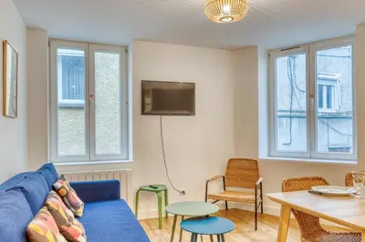 Télévision ou salle de divertissement dans l'établissement Le Spinoza - T3 portes de Lyon - Sainte-Foy - WiFi inclus