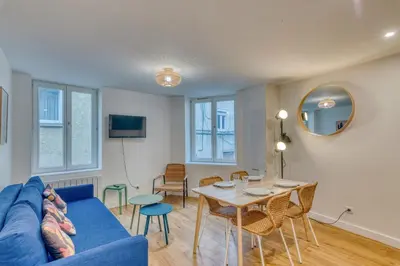 Télévision ou salle de divertissement dans l'établissement Le Spinoza - T3 portes de Lyon - Sainte-Foy - WiFi inclus