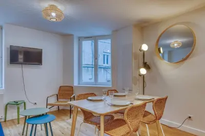 Télévision ou salle de divertissement dans l'établissement Le Spinoza - T3 portes de Lyon - Sainte-Foy - WiFi inclus