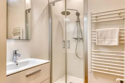 Salle de bains dans l'établissement Le Descartes - Sainte-Foy - Proche de Lyon - WiFi inclus