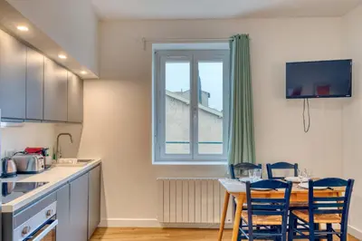 Cuisine ou kitchenette dans l'établissement Le Descartes - Sainte-Foy - Proche de Lyon - WiFi inclus