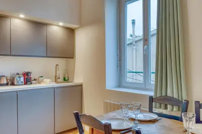 Cuisine ou kitchenette dans l'établissement Le Descartes - Sainte-Foy - Proche de Lyon - WiFi inclus
