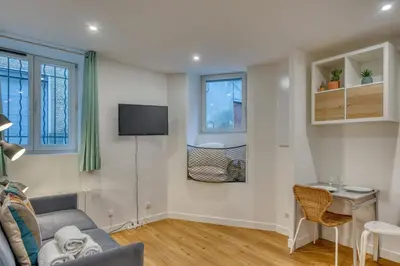 Télévision ou salle de divertissement dans l'établissement Le Platon - portes de Lyon - Wifi inclus
