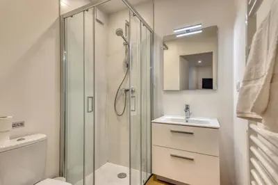 Salle de bains dans l'établissement Le Platon - portes de Lyon - Wifi inclus