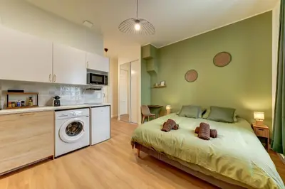 Cuisine ou kitchenette dans l'établissement L'Émeraude - une suite élégante aux portes de Lyon