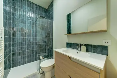 Salle de bains dans l'établissement L'Émeraude - une suite élégante aux portes de Lyon