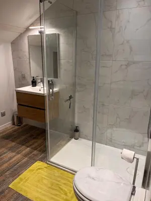 Salle de bains dans l'établissement L'escale Aéro Lyon