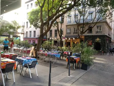 Restaurant ou autre lieu de restauration dans l'établissement Cozy and charming accommodation Lyon 1 center
