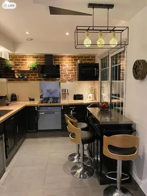 Cuisine ou kitchenette dans l'établissement Appartement climatisé premier étage Lyon Bron Eurexpo