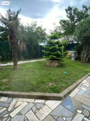 Jardin de l'établissement Appartement climatisé premier étage Lyon Bron Eurexpo