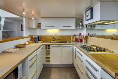 Cuisine ou kitchenette dans l'établissement Sur Les Toits Lyonnais - Au cœur de Lyon