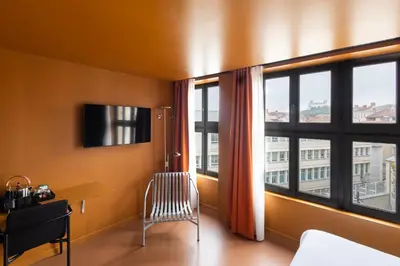 Télévision ou salle de divertissement dans l'établissement People Lyon Hotel