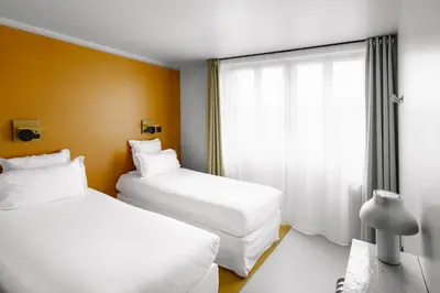 Un ou plusieurs lits dans un hébergement de l'établissement People Lyon Hotel