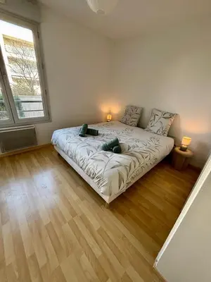 Un ou plusieurs lits dans un hébergement de l'établissement Confort, résidence sécurisée, garage !