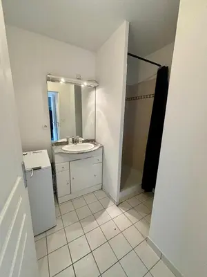Salle de bains dans l'établissement Confort, résidence sécurisée, garage !
