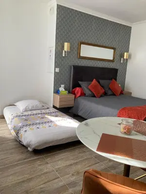 Un ou plusieurs lits dans un hébergement de l'établissement Studio Vintage avec cheminée décorative