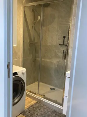 Salle de bains dans l'établissement Studio Vintage avec cheminée décorative