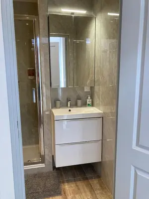 Salle de bains dans l'établissement Studio Vintage avec cheminée décorative
