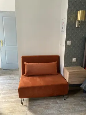 Coin salon dans l'établissement Studio Vintage avec cheminée décorative