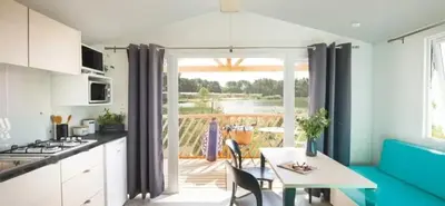 Cuisine ou kitchenette dans l'établissement ZEcamping 3 étoiles familial pet friendly avec piscine et restaurant