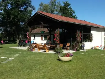 Jardin de l'établissement ZEcamping 3 étoiles familial pet friendly avec piscine et restaurant
