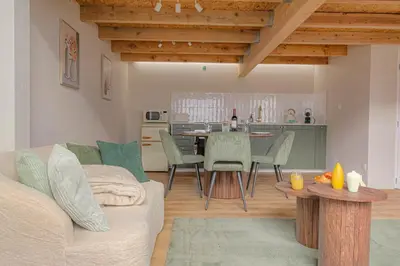 Cuisine ou kitchenette dans l'établissement Le Loft des Lumières Spa Privatif & Nuit Cinéma