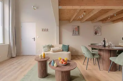 Coin salon dans l'établissement Le Loft des Lumières Spa Privatif & Nuit Cinéma