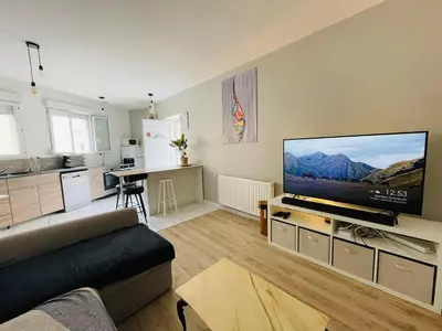 Télévision ou salle de divertissement dans l'établissement Cocon Lyon, terrasse, WIFI, bus