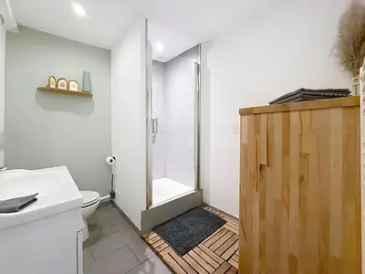 Salle de bains dans l'établissement L'Espérance - Gîte Sauveur - Terrasse et parking privé