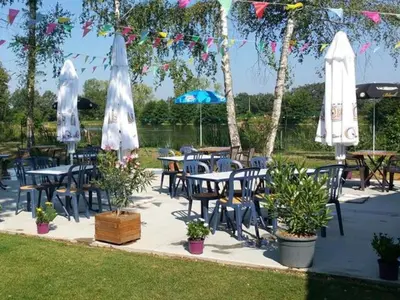 Jardin de l'établissement Mobil-home avec terrasse pour 6 personnes - API-1-52-1404