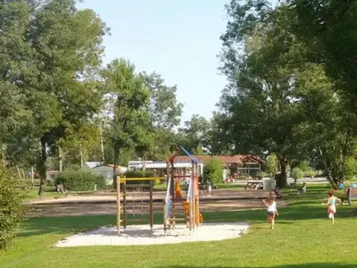 Aire de jeux pour enfants de l'établissement Mobil-home avec terrasse pour 6 personnes - API-1-52-1404