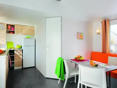 Cuisine ou kitchenette dans l'établissement Mobil-home avec terrasse pour 6 personnes - API-1-52-1404