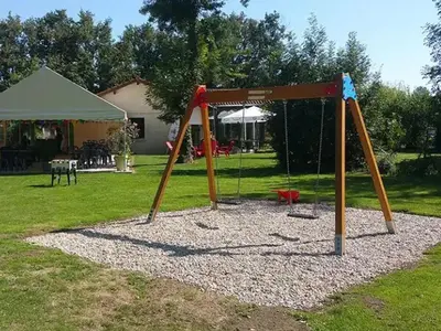 Aire de jeux pour enfants de l'établissement Mobil-home avec terrasse pour 6 personnes - API-1-52-1404