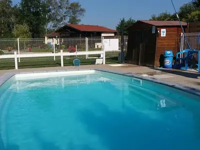 Piscine de l'établissement Mobil-home 6 pers avec terrasse - API-1-52-1402 ou située à proximité