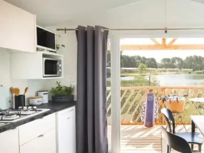 Cuisine ou kitchenette dans l'établissement Mobil-home avec Terrasse, 4 Couchages, 2 Chambres - API-1-52-1413